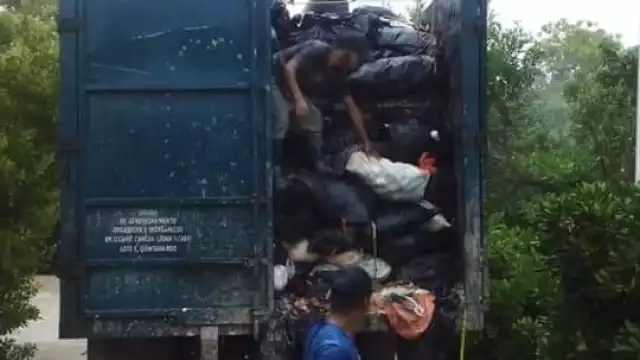 Dos camiones se encargas de la recolección de la basura en Holbox; el basurero permanece cerrado