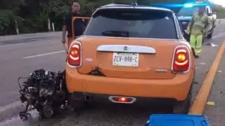 Mini cooper se estrella contra camellón y destroza el motor en Campeche