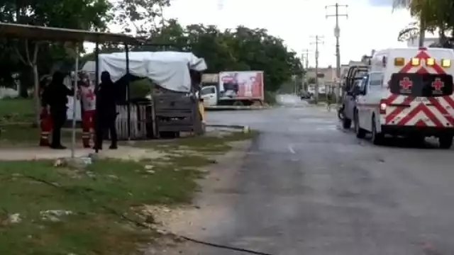 Autoridades policiacas y paramédicos de la Cruz Roja llegaron a la Supermanzana 253 con Avenida Pávalo