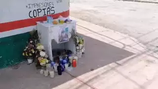 El niño de tres años estaba en la banqueta, donde se le colocó una ofrenda floral, esperando una gelatina cuando fue atropellado