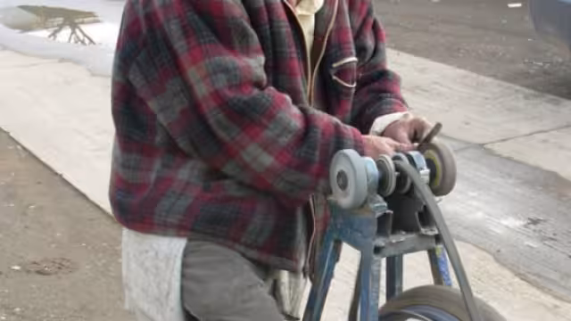 Uno de los pocos afiladores que laboran en el municipio radica en Mérida y solo visita Tixkokob para trabajar para los matarifes del mercado