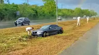 El automóvil fue retirado por una grúa, y trasladado al corralón de Playa del Carmen, además hubo tráfico lento causado tras el accidente