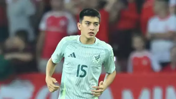 El joven de apenas 16 años tuvo minutos en el terreno de juego