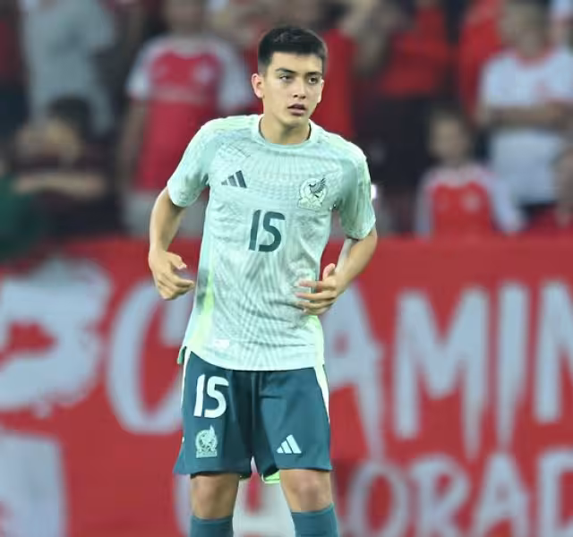 El joven de apenas 16 años tuvo minutos en el terreno de juego