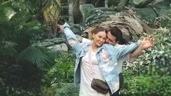 En el último concierto de Christian Nodal, Belinda protagonizó un romántico momento al presentarse al escenario para saludar a su prometido En el último concierto de Christian Nodal, Belinda protagonizó un romántico momento al presentarse al escenario para saludar a su prometido