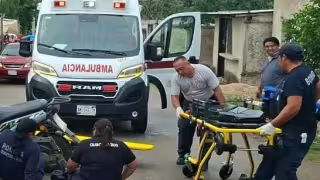 Dos mujeres policías resultan lesionadas tras choque entre moto y camioneta en José María Morelos