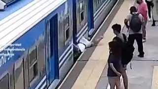 La mujer perdió el conocimiento y cayó a las vías cuando el tren estaba andando. Foto: Captura de pantalla