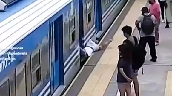 La mujer perdió el conocimiento y cayó a las vías cuando el tren estaba andando. Foto: Captura de pantalla La mujer perdió el conocimiento y cayó a las vías cuando el tren estaba andando. Foto: Captura de pantalla