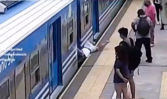 La mujer perdió el conocimiento y cayó a las vías cuando el tren estaba andando. Foto: Captura de pantalla