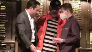 Alejandro Fernández fue captado mientras disfrutaba de una divertida noche con su enamorada. Foto: Captura de pantalla