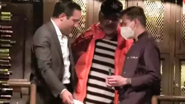 Alejandro Fernández fue captado mientras disfrutaba de una divertida noche con su enamorada. Foto: Captura de pantalla