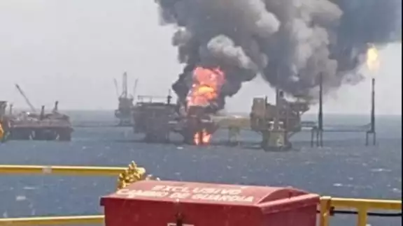 La explosión se dio en una plataforma petrolera La explosión se dio en una plataforma petrolera