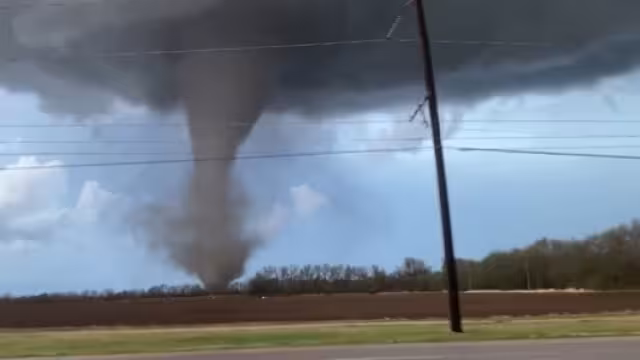 El tornado arrasó con todo a su paso. Foto: Captura de pantalla