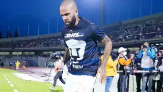 ¡Histórico debut! Dani Alves llena al Olímpico Universitario y arranca con Pumas