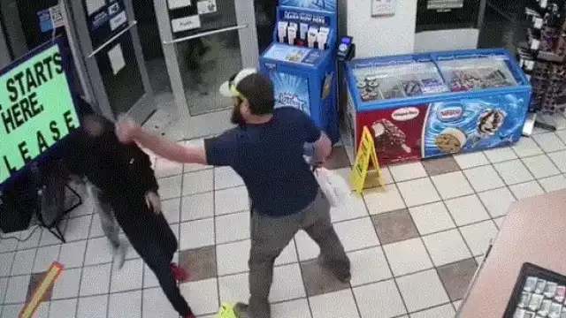 El hecho ocurrió en el Condado de Yuma, dentro de un local de conveniencia en una gasolinería de la comunidad de Chevron