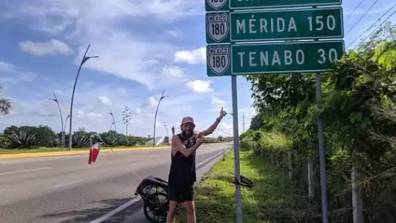 Después de una gran noche en Campeche, el Forrest Gump de la vida real se encaminó a la capital yucateca Después de una gran noche en Campeche, el Forrest Gump de la vida real se encaminó a la capital yucateca
