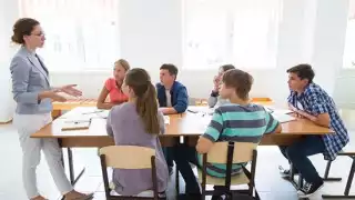 Los maestros suelen interactuar con los alumnos, según el temperamento y la personalidad de cada uno.