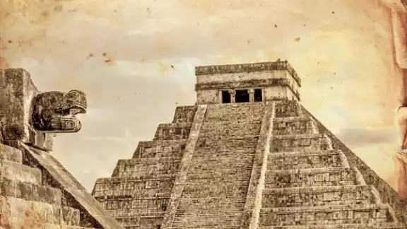 Chichén Itzá, Patrimonio de la Humanidad por la UNESCO, significa “la ciudad al borde del pozo de los Itzáes” Chichén Itzá, Patrimonio de la Humanidad por la UNESCO, significa “la ciudad al borde del pozo de los Itzáes”