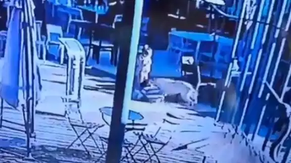 Los hechos se registraron en lo que parece en una zona de food truck Los hechos se registraron en lo que parece en una zona de food truck