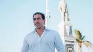 Con poses de mirrey y "autógrafos", el candidato la Alcaldía de Progreso Julián Zacarías intenta hacer su campaña