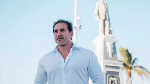 Con poses de mirrey y "autógrafos", el candidato la Alcaldía de Progreso Julián Zacarías intenta hacer su campaña Con poses de mirrey y "autógrafos", el candidato la Alcaldía de Progreso Julián Zacarías intenta hacer su campaña