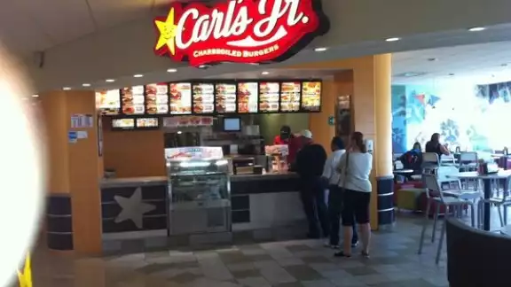 Un usuario en redes sociales denuncia publicidad engañosa de Carl’s Jr y está poniendo en jaque a la marca