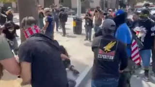 Enfrentamiento entre antivacunas y contramanifestantes deja un apuñalado en Los Ángeles