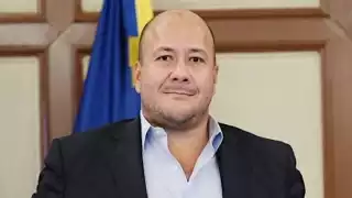 Joven pide a Enrique Alfaro, gobernador de Jalisco, saludos para Nemesio Oseguera