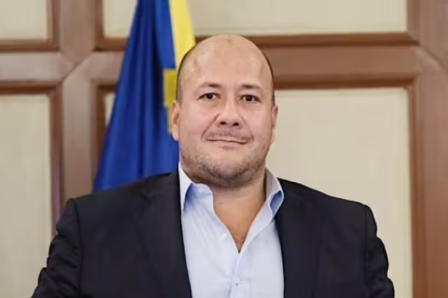 Joven pide a Enrique Alfaro, gobernador de Jalisco, saludos para Nemesio Oseguera