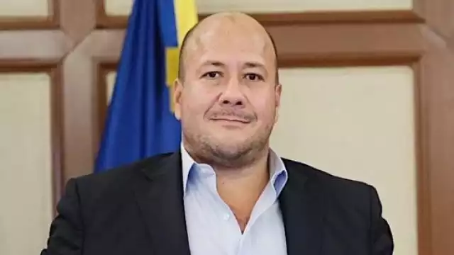 Joven pide a Enrique Alfaro, gobernador de Jalisco, saludos para Nemesio Oseguera