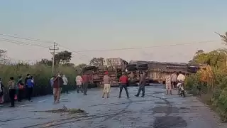Tráiler vuelca sobre la carretera Escárcega-Villahermosa