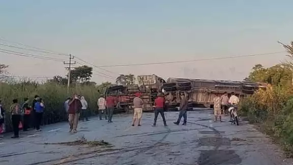 Luego de más de dos horas, una grúa remolcó la pesada unidad hacia el corralón y se iniciaron las indagaciones.