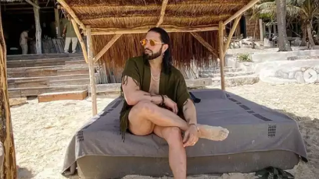 Poncho De Nigris muestra su pose más sensual en las playas de Tulum