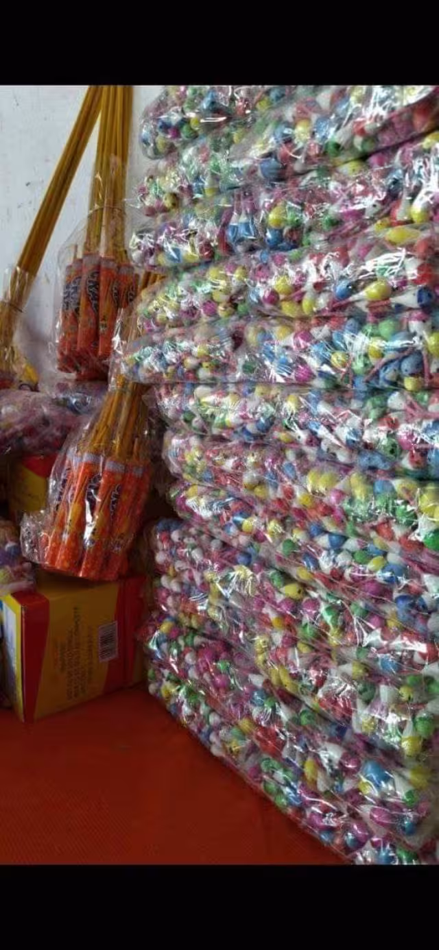 La venta de explosivos está prohibida; sólo se permiten “chispitas”