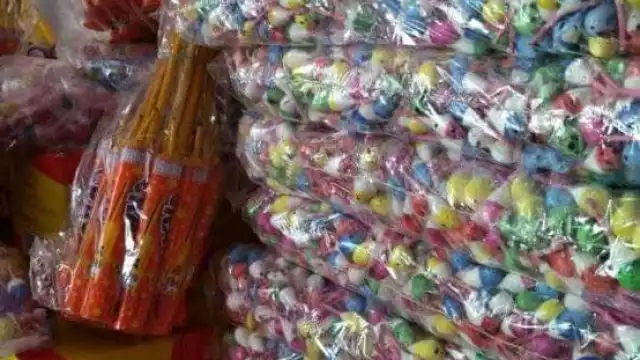 La venta de explosivos está prohibida; sólo se permiten “chispitas”