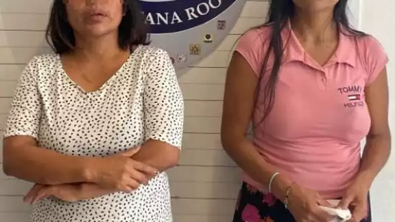 los oficiales procedieron a la formal detención de las féminas