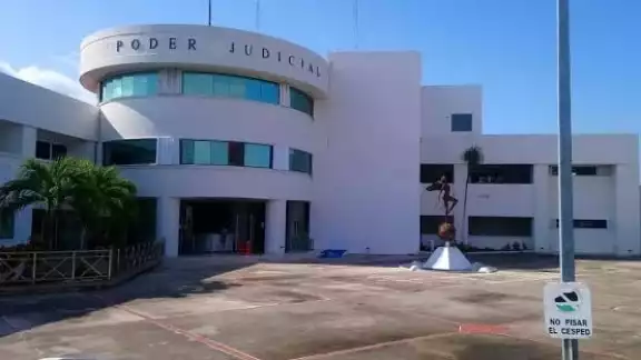 Los Fiscales Anticorrupción destacaron que la imputada, E. P. R., cometió el posible abuso de poder Los Fiscales Anticorrupción destacaron que la imputada, E. P. R., cometió el posible abuso de poder