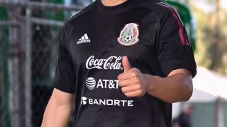 Jugadores llegan a calentar al Estadio Jalisco