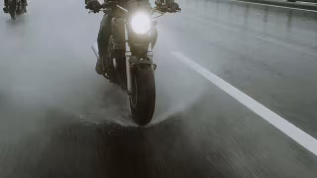 Motociclistas intentan ejecutar a peatón