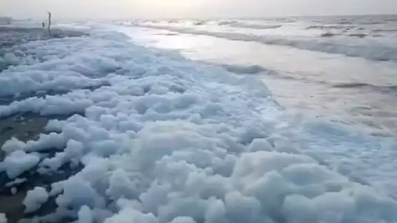 Un factor que contribuye a la aparición de espuma son los contaminantes orgánicos que los ríos vierten al mar, Un factor que contribuye a la aparición de espuma son los contaminantes orgánicos que los ríos vierten al mar,