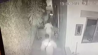 En el video se ve a ocho personas correr sobre un pasillo con el pequeño Zac