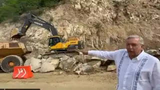 El mandatario explica el proceso que realizan las maquinarias para la construcción del tramo carretero en Oaxaca