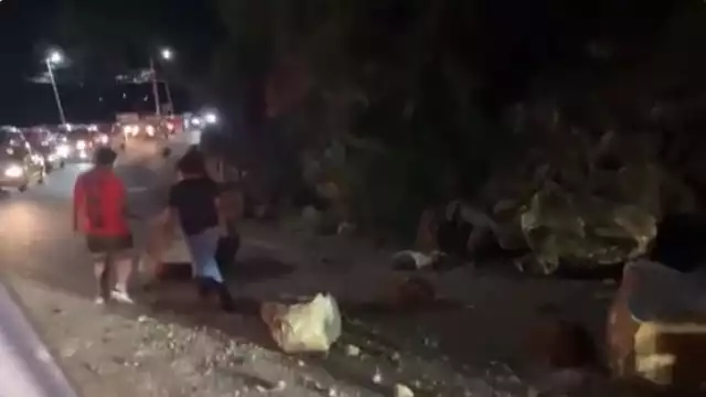 Algunas personas intentaron quitar las piedras que se desbordaron del camino