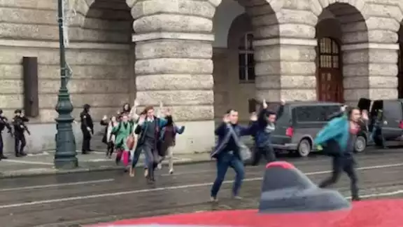 Varias personas perdieron la vida cuando un hombre abrió fuego contra estudiantes en Praga, República Checa Varias personas perdieron la vida cuando un hombre abrió fuego contra estudiantes en Praga, República Checa