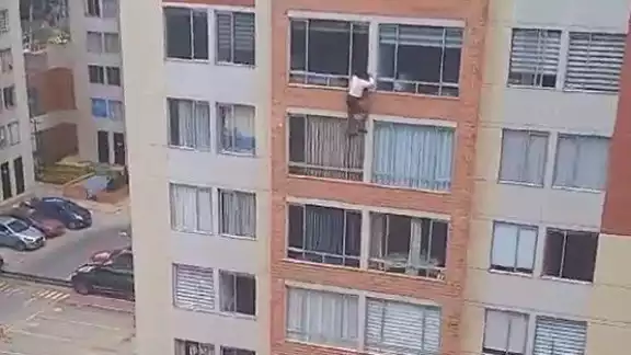 Una mujer perdió la vida tras caer al vacío desde un séptimo piso de un edificio de viviendas Una mujer perdió la vida tras caer al vacío desde un séptimo piso de un edificio de viviendas