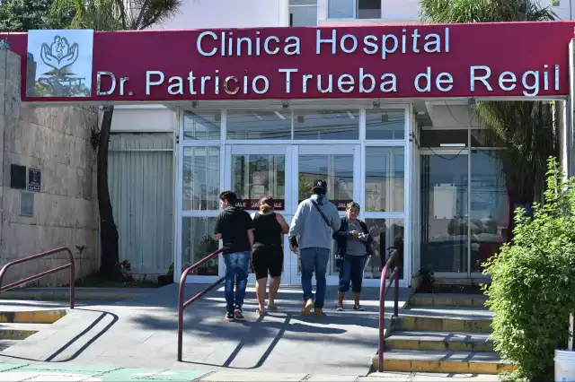 El afectado ingresó a la clínica con posible pérdida de la extremidad; los especialistas aconsejaron operar, pero no lo han hecho