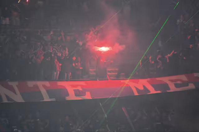Los aficionados fueron los que encendieron las bengalas y provocaron el humo.