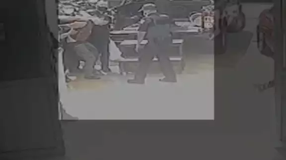 En videos filtrados se ve cómo el joven Eduardo era sometido por los policías, mismos que le causaron moretones En videos filtrados se ve cómo el joven Eduardo era sometido por los policías, mismos que le causaron moretones