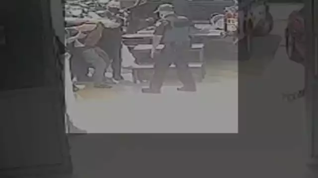 La policía negó agredir al joven, sin embargo, en el video se ve el abuso de autoridad