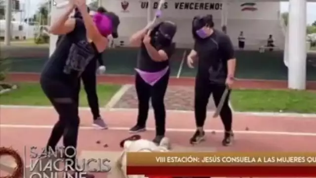 Dramatización de feministas golpeando a Cristo durante el viacrucis
